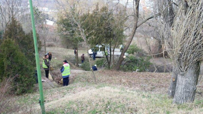 По сигнал на буден гражданин беше подменен навесът на чешмата в квартал „Стоян Ников“ в Свищов
