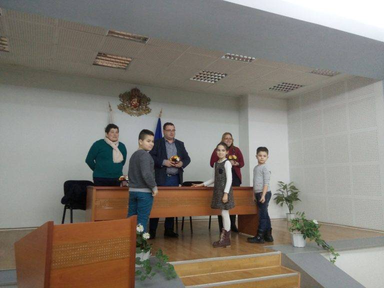 Второкласници проведоха изнесен час по „Предприемачество“ в Община Свищов