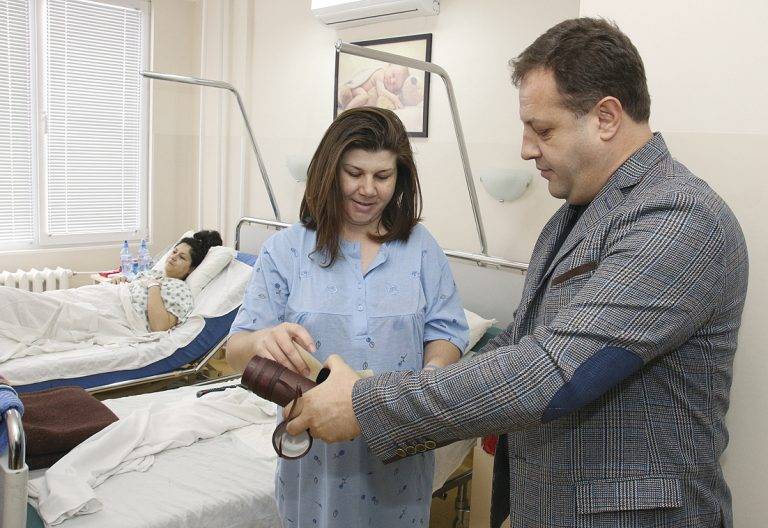 Здраве | Кметът Даниел Панов награди първото бебе на годината