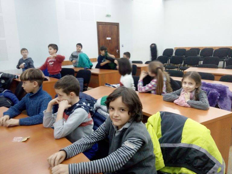 Второкласници проведоха изнесен час по „Предприемачество“ в Община Свищов