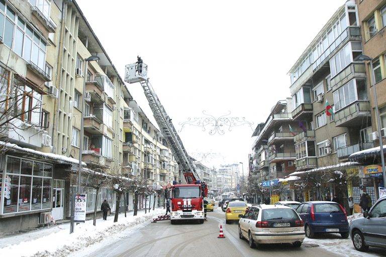 Общество | Пожарникари отстраняват опасни ледени висулки