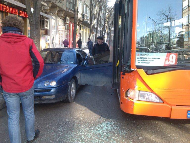 Крими | Автобус и кола се удариха в центъра на Велико Търново