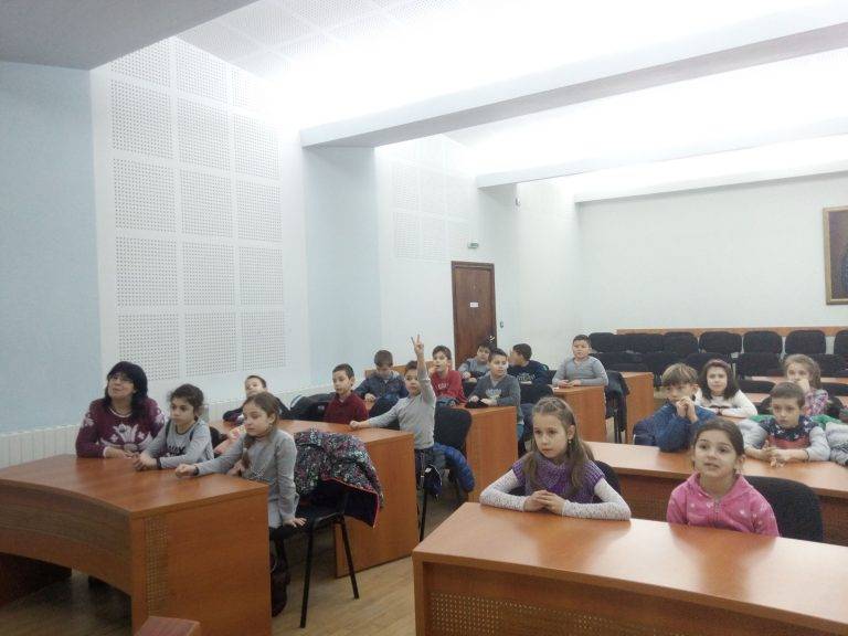 Второкласници проведоха изнесен час по „Предприемачество“ в Община Свищов