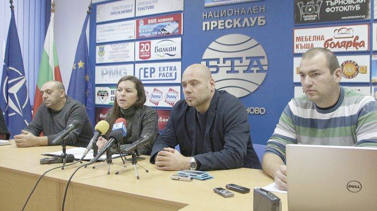 Общество | Фермери хлопат с чанове пред  земеделското министерство