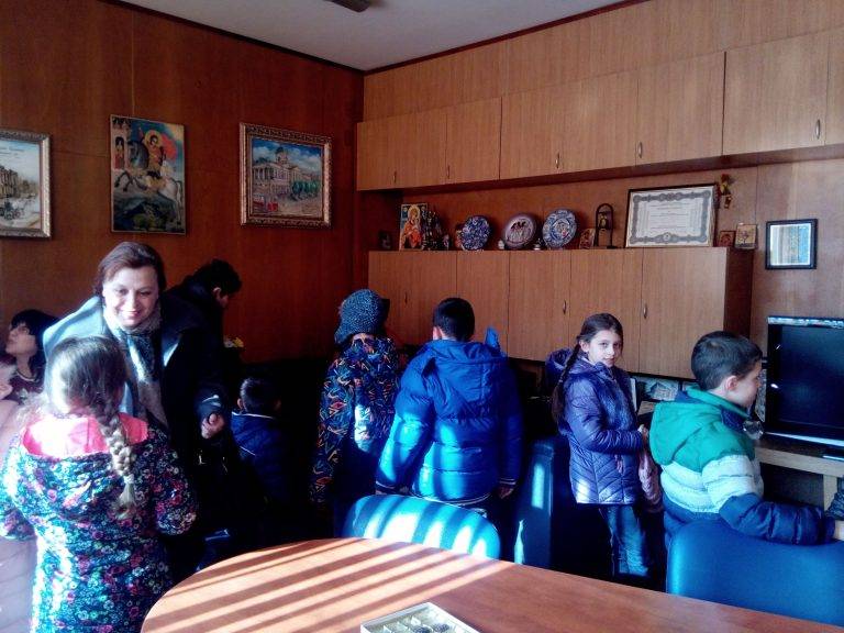 Второкласници проведоха изнесен час по „Предприемачество“ в Община Свищов