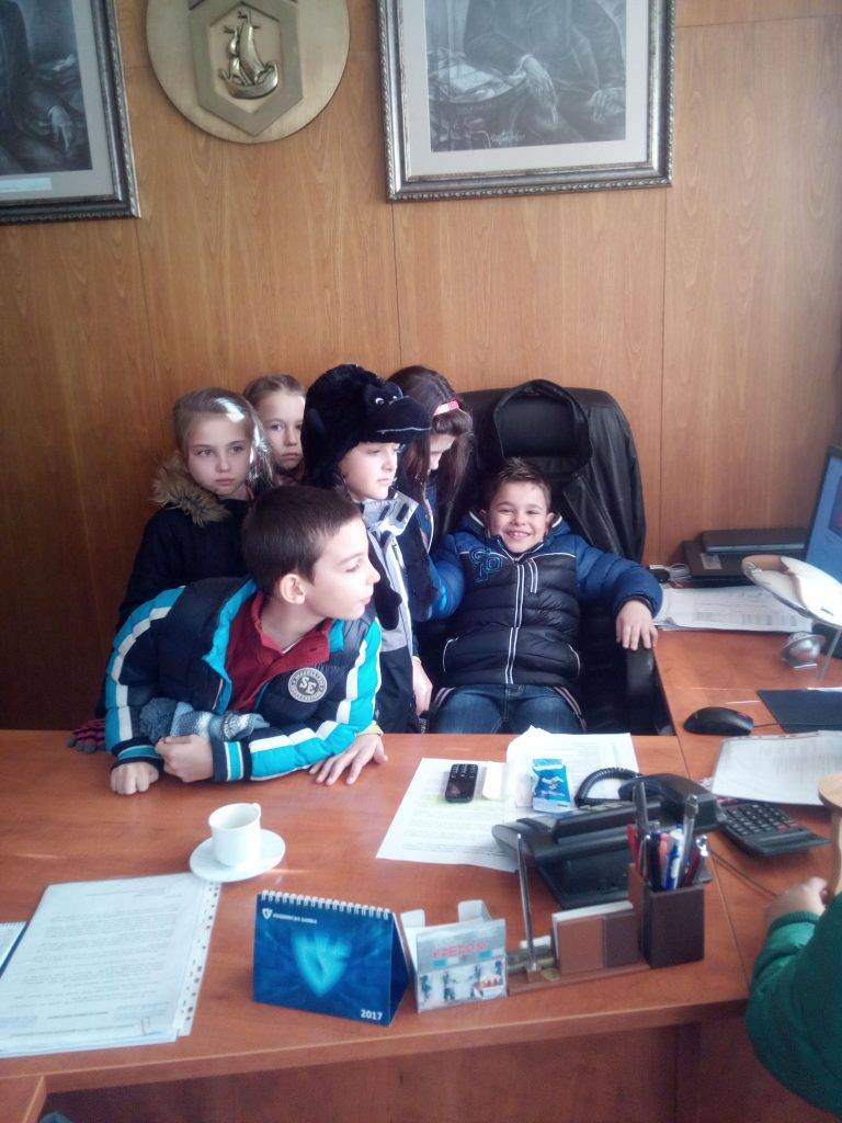 Второкласници проведоха изнесен час по „Предприемачество“ в Община Свищов