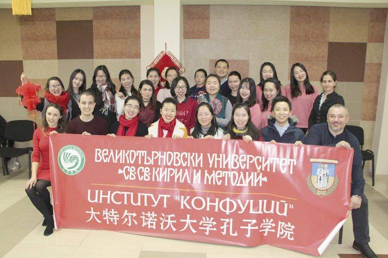 Общество | Доброволци от Китай и студенти от  ВТУ посрещнаха Годината на петела