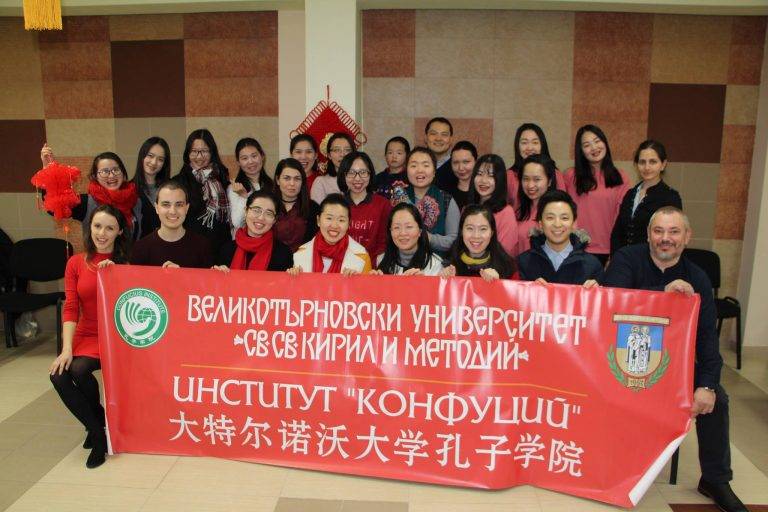 Горещи новини | Доброволци от Китай и студенти от  ВТУ посрещнаха Годината на петел