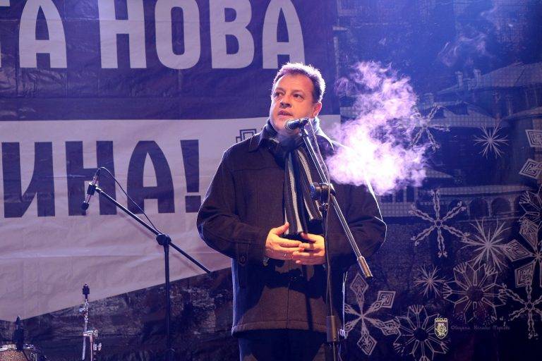 2000 жители и гости на В. Търново посрещнаха заедно 2017 г.