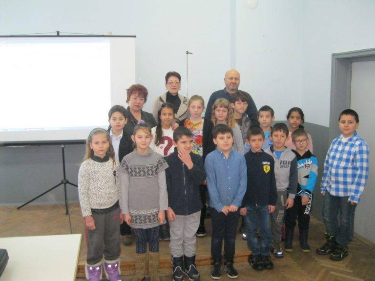 Горещи новини | Ученици от Горна Оряховица  подариха химн на своето училище