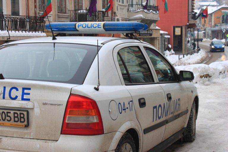 Горещи новини | Шофьор на тир вкара полицай в болница
