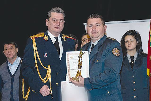 Гл. инспектор Станко Лазов, началник-сектор  “Пожарогасителна и спасителна дейност” в РД ПБЗН “Няма делник, няма празник –  такава е съдбата на пожарникаря”