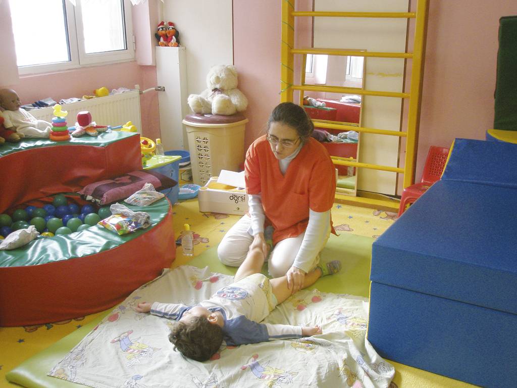 Златните ръце на кинезитерапевта Дочка Василева вдигат на крака дори деца с церебрална парализа, но 50 процента от успеха се дължи и на родителите, които вкъщи прилагат нейни програми.