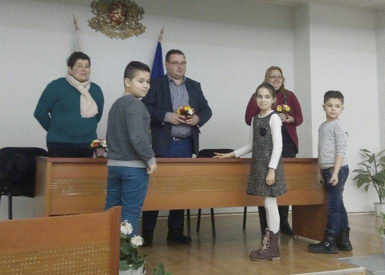 Общество | Второкласници проведоха открит урок  по “Предприемачество” в Община Свищов