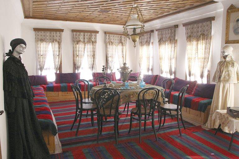 27-годишна е уредник на Музея на  гурбетчийско градинарство в Лясковец