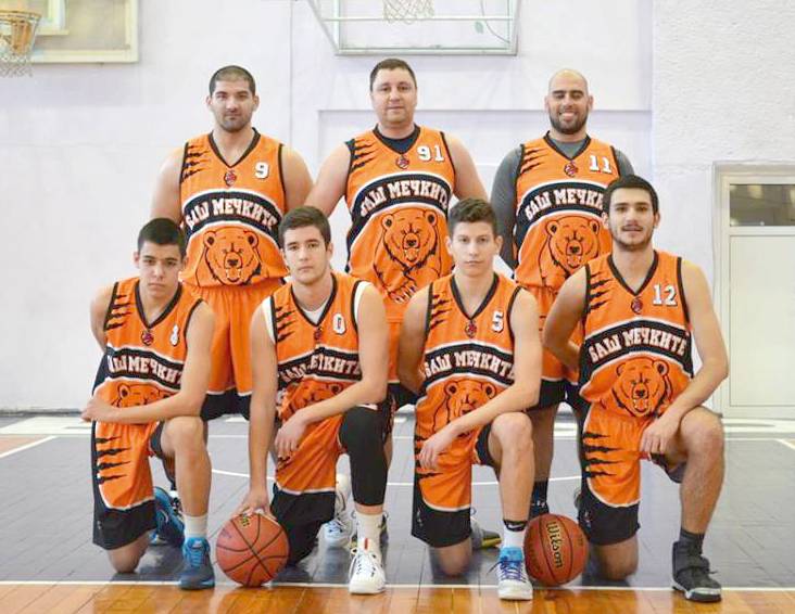 Спорт | Митко Митков спаси “Баш Мечките” в дербито с “Перестройка”