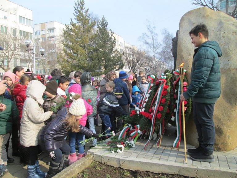 Стотици се събраха пред паметника на Апостола в Павликени