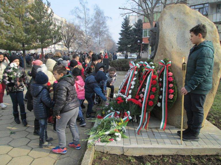 Стотици се събраха пред паметника на Апостола в Павликени