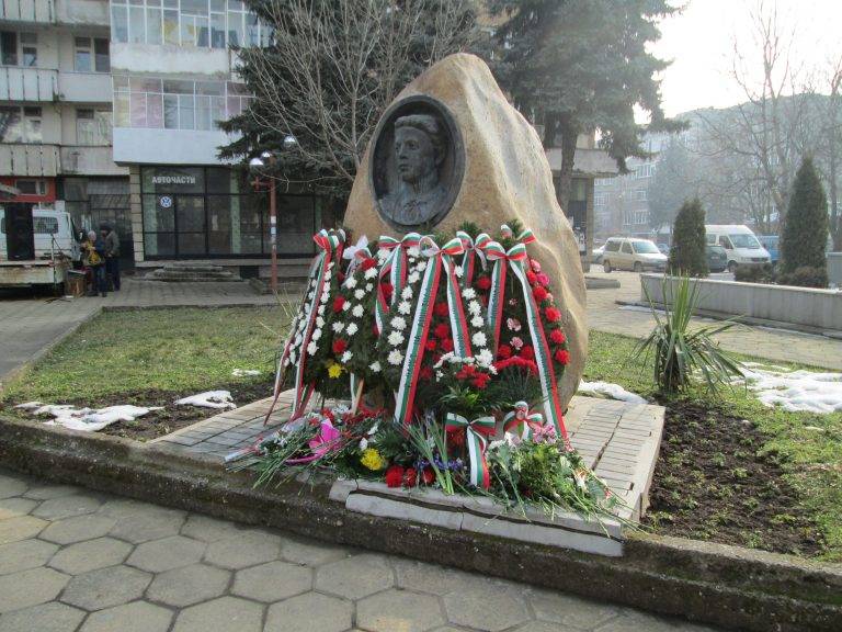 Стотици се събраха пред паметника на Апостола в Павликени