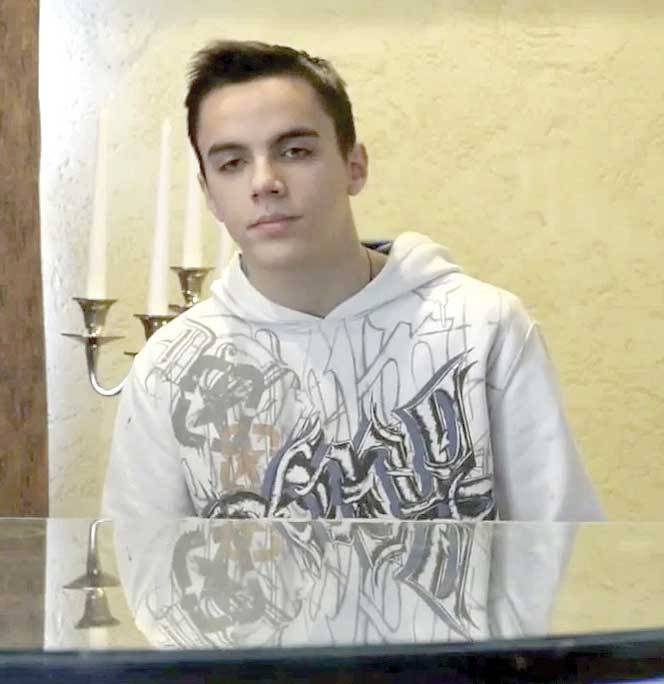 Общество | Ученици от гимназията по туризъм помагат на осмокласничка