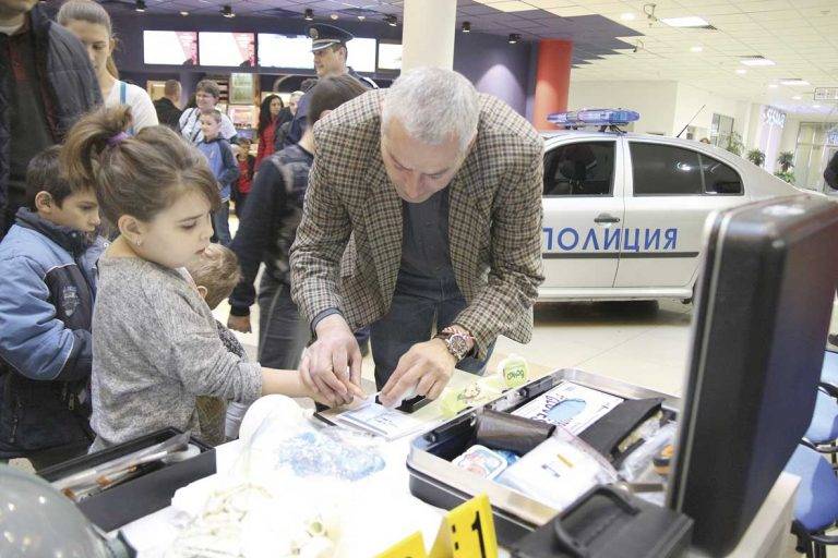 Общество | Полицейската академия  в Mаll Велико Търново  предизвика фурор сред децата