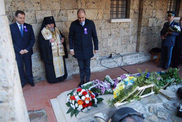 Горещи новини | Хиляди картички с поздрав за 22 март раздаде на  великотърновци  водачът на листата на ГЕРБ Цветан Цветанов