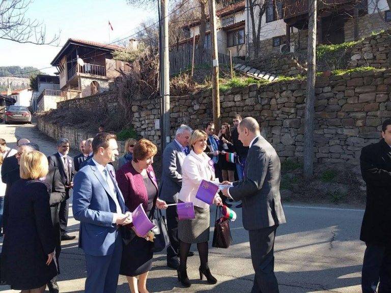 Хиляди картички с поздрав за 22 март раздаде на  великотърновци  водачът на листата на ГЕРБ Цветан Цветанов