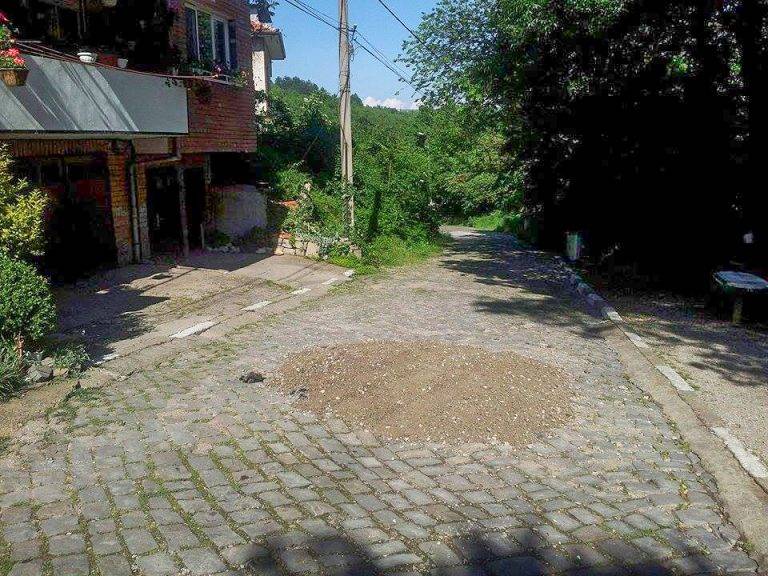Общество | Повече от 50 години част  от улица на “Варуша”  не е виждала асфалт