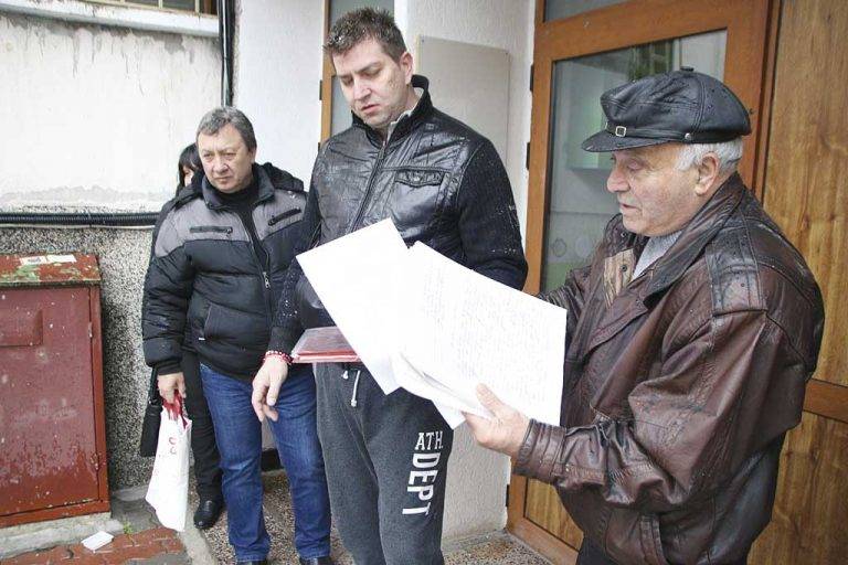 Общество | Психично болен тероризира жилищен  блок, съседи искат изселването му