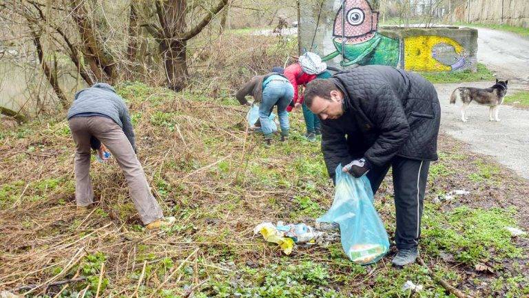 Общество | Доброволци събраха над 40 чувала с  отпадъци под моста “Братя Маврикови”