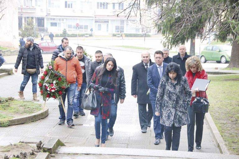 Общество | Майката на загиналия командос Емил Шарков: “Наказаните за кървавата акция в Лясковец  преди 3 г. се връщат на бял кон в системата”