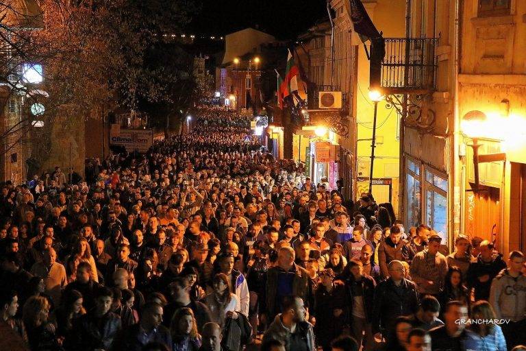 Горещи новини | Спектакълът „Царевград Търнов – звук и светлина” и празничната заря  зарадваха над 15 000 жители и гости на Велико Търново