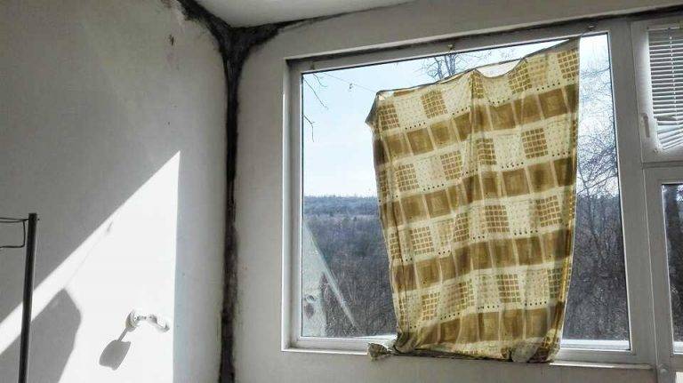 Скандално! Влага и плесени превзеха белодробната болница