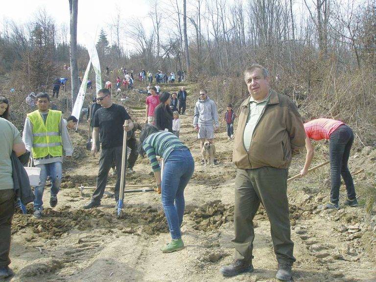 Общество | Стотици доброволци засадиха над  5000 фиданки във Вонеща вода