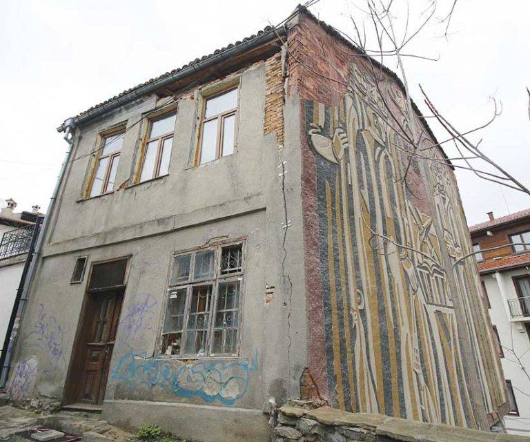 Общество | Сграфито пано застрашава  живота на туристите