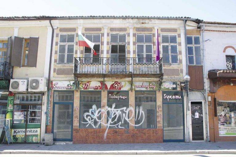 Разруха, разбити тротоари и празни магазини на ул. “Стефан Стамболов”