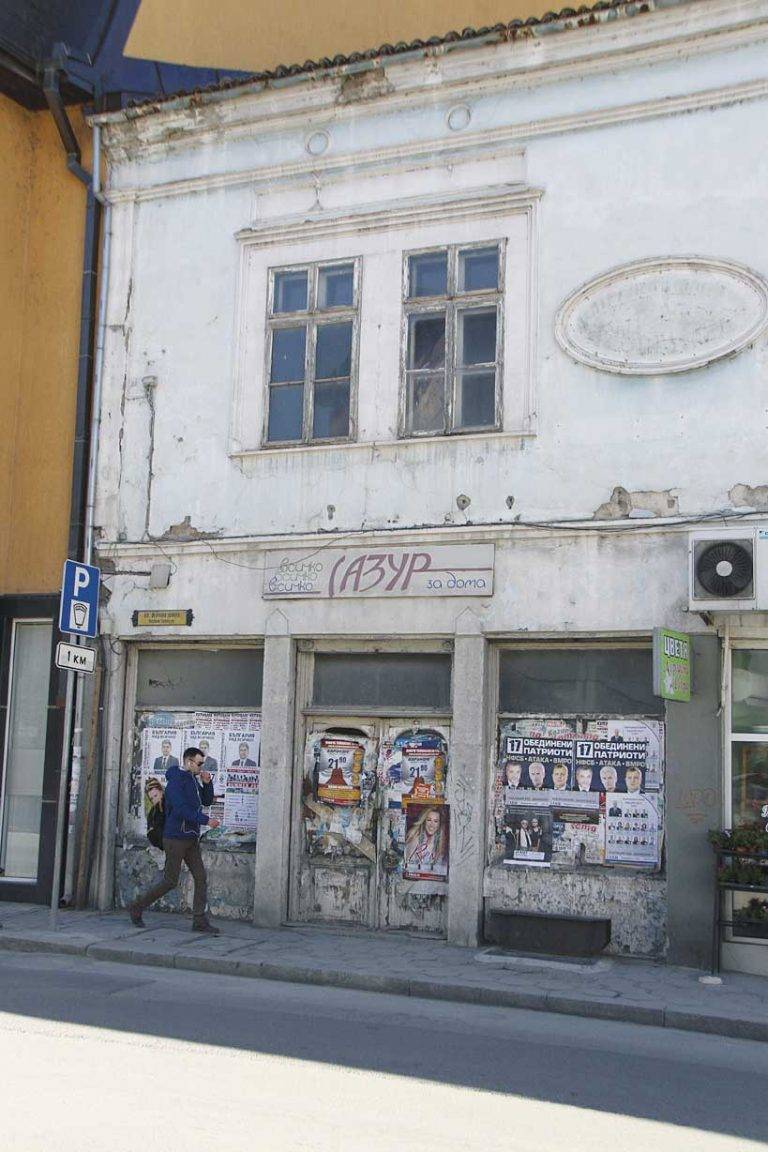 Разруха, разбити тротоари и празни магазини на ул. “Стефан Стамболов”