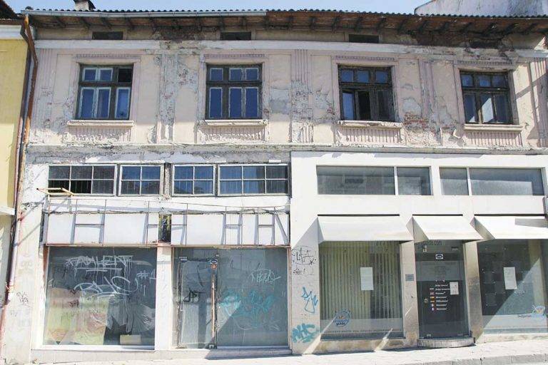 Разруха, разбити тротоари и празни магазини на ул. “Стефан Стамболов”