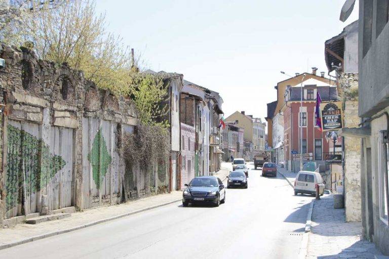 Общество | Разруха, разбити тротоари и празни  магазини на ул. “Стефан Стамболов”