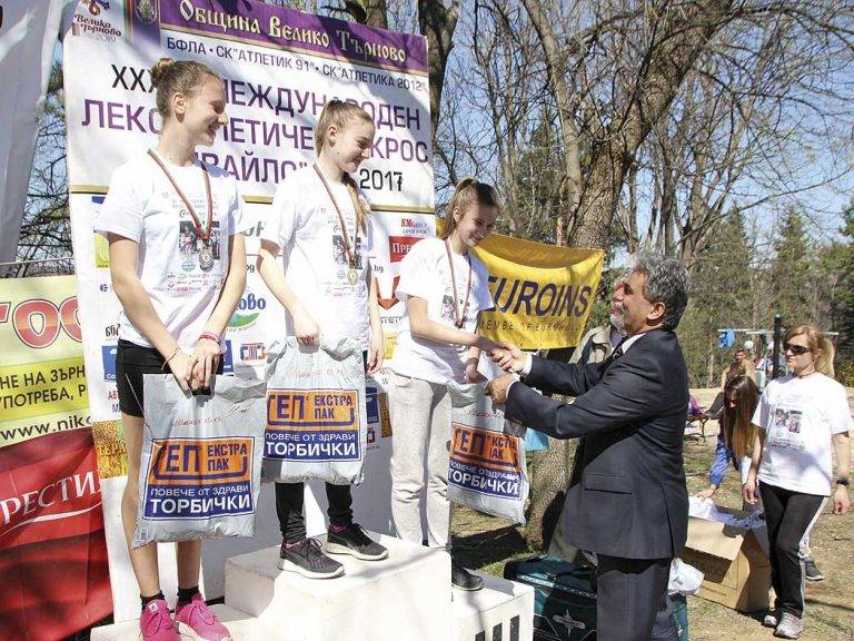 Пари и власт | Водачът на листата на “Обединени патриоти – ВМРО, НФСБ, АТАКА” Милен Михов връчи наградите в една от възрастовите категории на крос “Ивайло”
