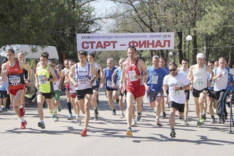 Водачът на листата на “Обединени патриоти – ВМРО, НФСБ, АТАКА” Милен Михов връчи наградите в една от възрастовите категории на крос “Ивайло”