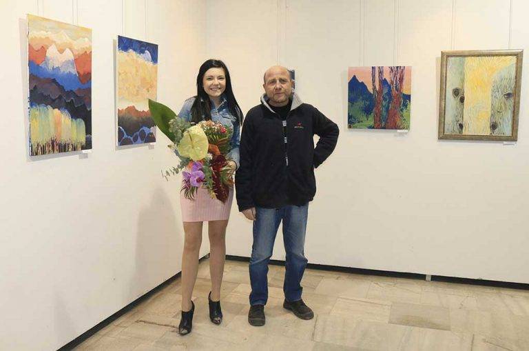 Общество | Младата художничка Йона Томова откри първата си самостоятелна изложба