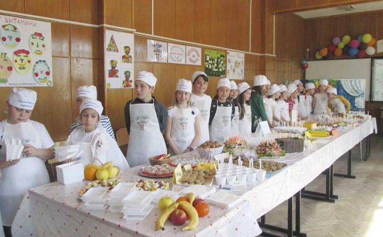 Общество | Майки и баби почерпиха  третокласници със  здравословни храни  и билков чай