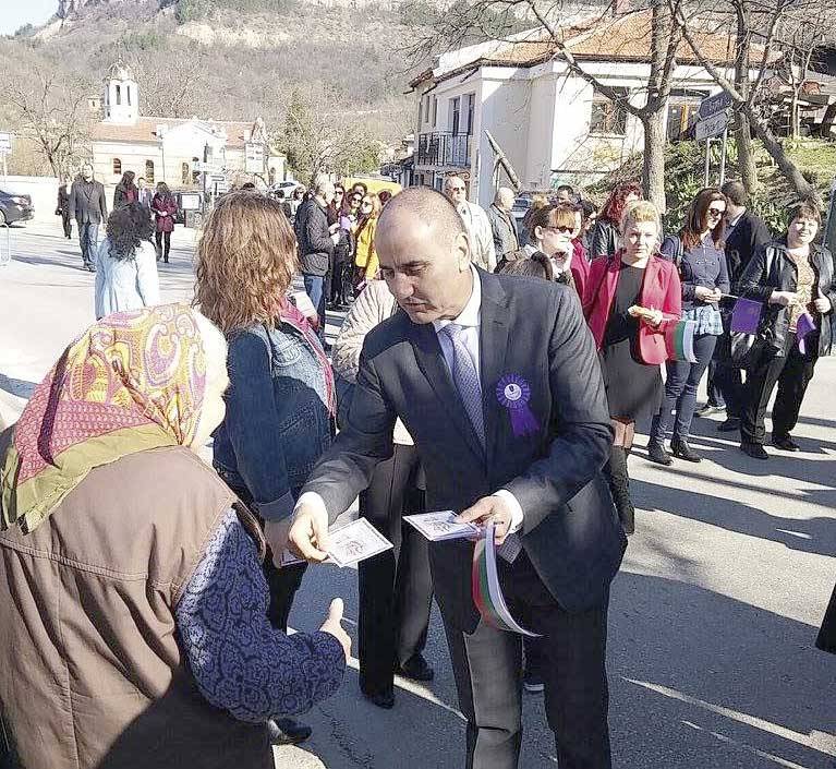 Пари и власт | Хиляди картички с поздрав за 22 март раздаде на великотърновци  водачът на листата на ГЕРБ Цветан Цветанов
