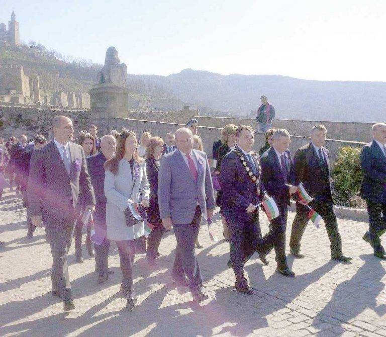 Хиляди картички с поздрав за 22 март раздаде на великотърновци  водачът на листата на ГЕРБ Цветан Цветанов