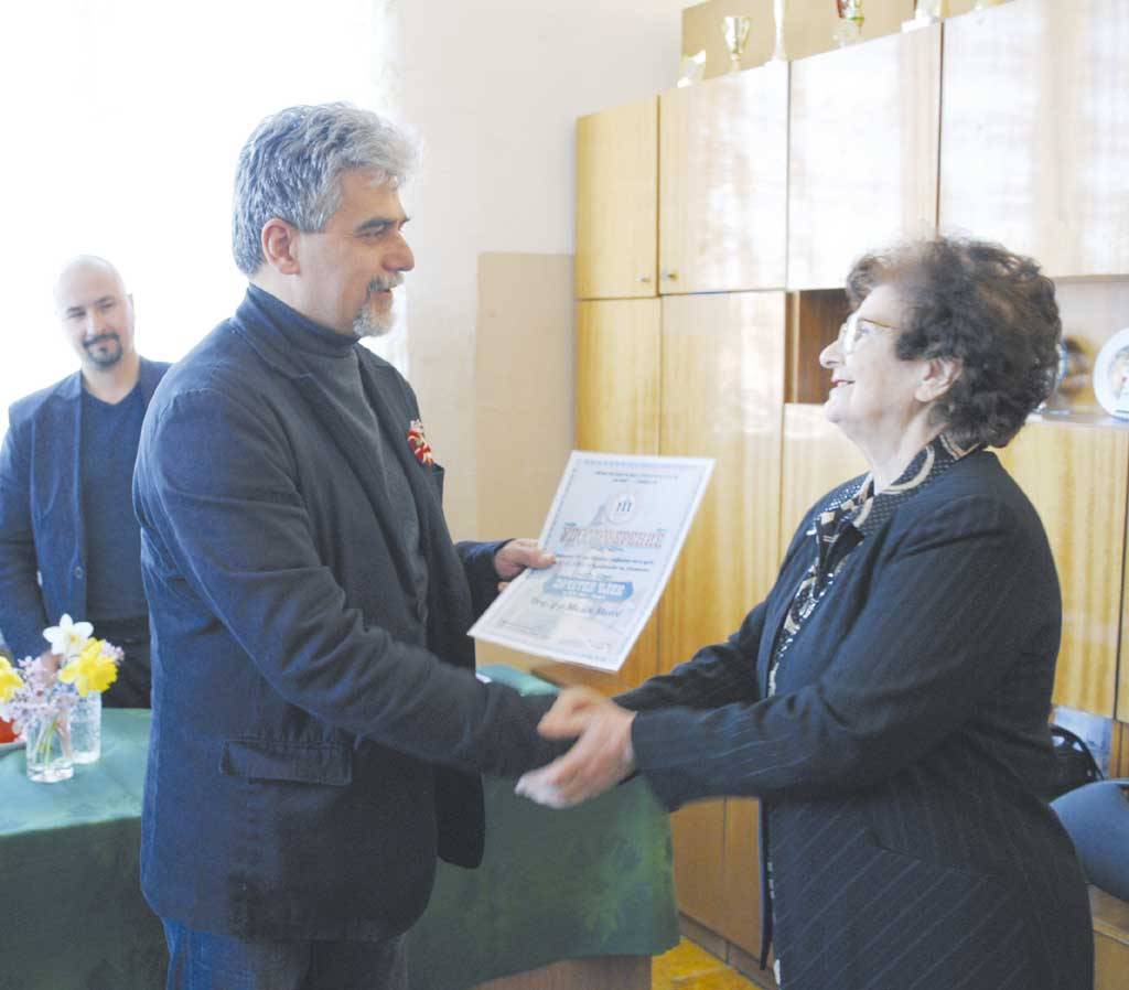 Милен Михов получава грамота за почетен член на 
ПСК “Нове”от председателката на клуба Митка Кърчева.
