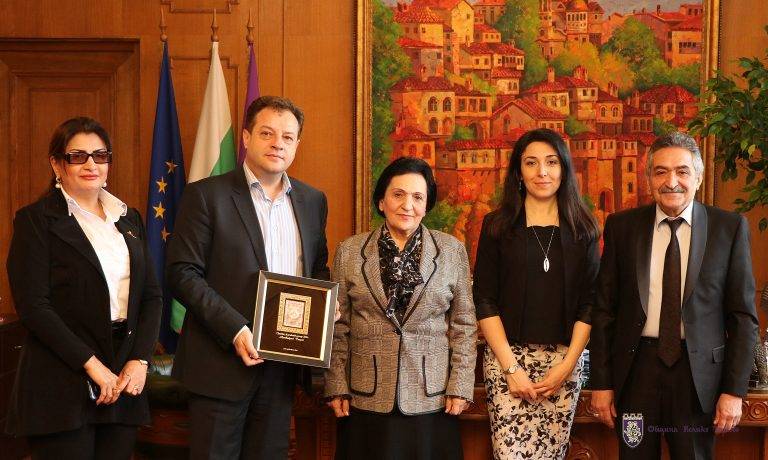 Горещи новини | Делегация от Азербайджан  посети крепостта “Трапезица”