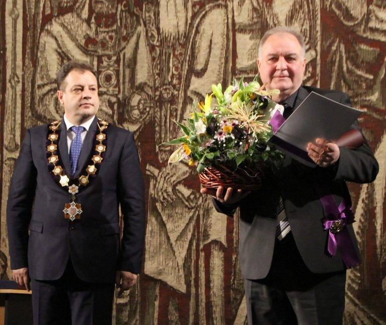 Горещи новини | Кметът награди историка проф. Иван  Тютюнджиев и актьора Милен Колев