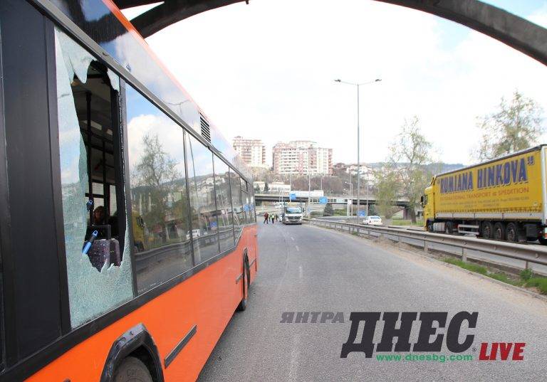 Горещи новини | Автобус се удари в автовоз  на Южния пътен възел