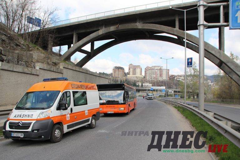 Автобус се удари в автовоз  на Южния пътен възел